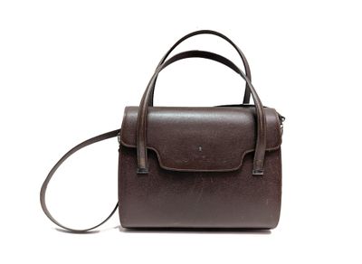 un sac à main en cuir marron sur fond blanc, muni d'une bandoulière