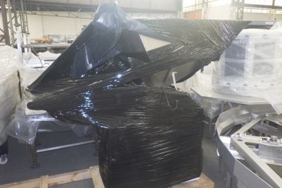 une grande pile de sacs en plastique noirs posée sur une palette