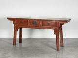 une table en bois avec deux tiroirs et un plateau en marbre