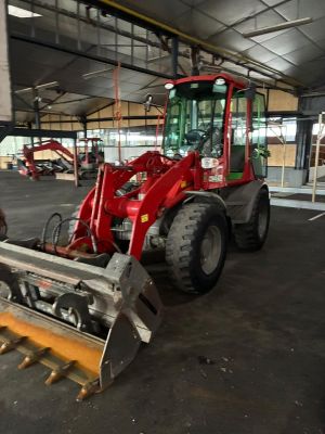 un tracteur garé à l'intérieur d'un bâtiment