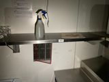 un vaporisateur posé sur une étagère en métal dans une cuisine