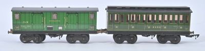 deux petits trains assis côte à côte sur une surface blanche