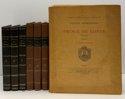 plusieurs livres sont alignés sur une surface blanche