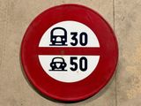 un panneau rouge et blanc sur le côté d'un bâtiment