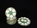un lot de six assiettes vertes et blanches ornées de coquillages