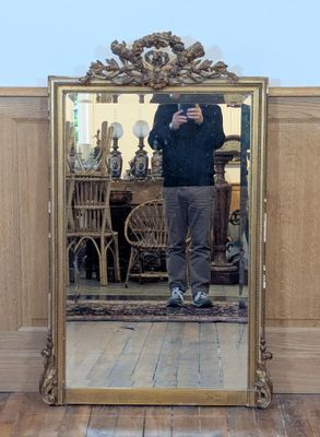 un homme se prenant en photo dans un miroir