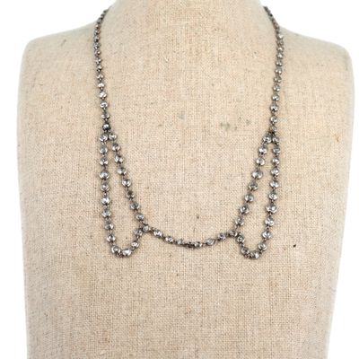gros plan d'un collier sur un mannequin mannequin