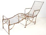 chaise longue en fer forgé avec assise en maille et repose-pieds