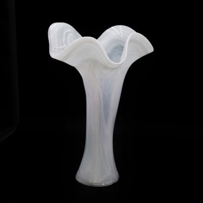 un vase blanc posé sur une table noire