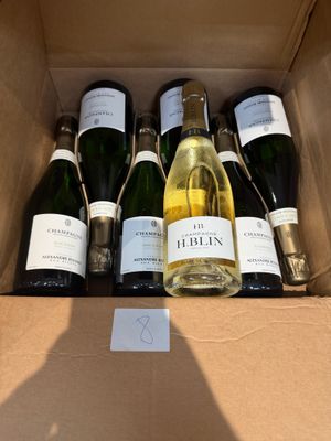 des bouteilles de vin dans un carton posé sur une table