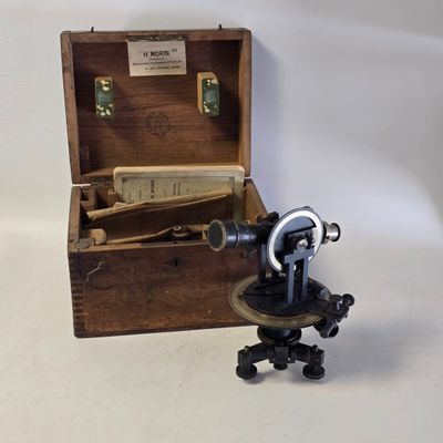 une petite boîte en bois contenant un objet en métal