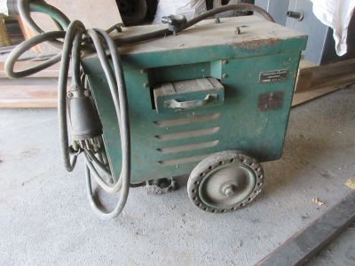 une machine posée sur le sol dans le garage