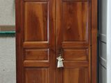 une armoire en bois surmontée d'une porte