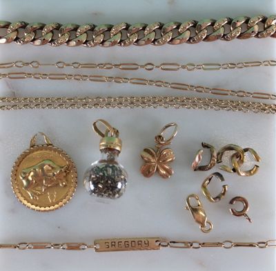 de nombreux types de bijoux sont exposés sur la table