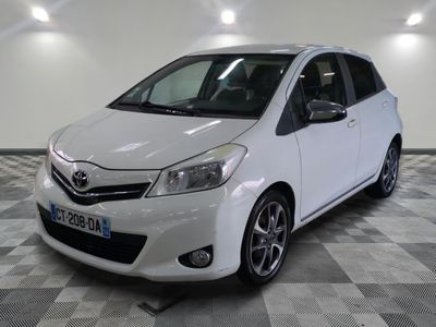 une photo d'une Toyota Yaris blanche garée dans un garage