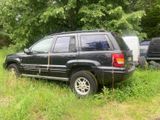 une jeep noire garée dans l'herbe