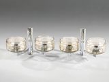 trois bougeoirs en verre transparent posés sur une surface blanche