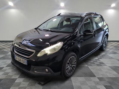 la photo d'une voiture noire garée dans un garage