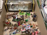 une boîte remplie de jouets variés posée sur une table