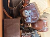 Plusieurs bagages se trouvent dans un carton posé par terre