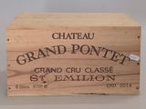 une boîte en bois sur laquelle est apposée une étiquette portant l'inscription « Château Grand Pontiff »