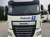 la photo d'un camion blanc garé sur un parking