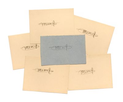 plusieurs feuilles de papier couvertes d'écriture manuscrite, empilées les unes sur les autres