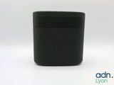 un gros plan d'une enceinte noire posée sur une surface blanche
