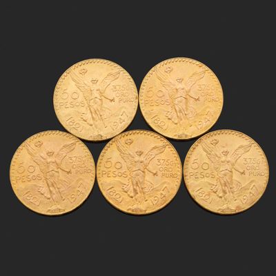 quatre souverains d'or, dont l'un représente une tête ailée et l'autre une tête ailée