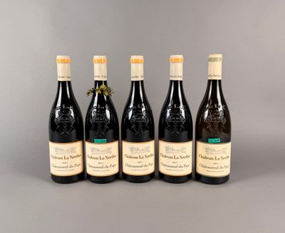six bouteilles de vin sont alignées sur une surface grise