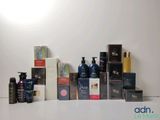 de nombreux types de produits de soins de la peau exposés sur une table