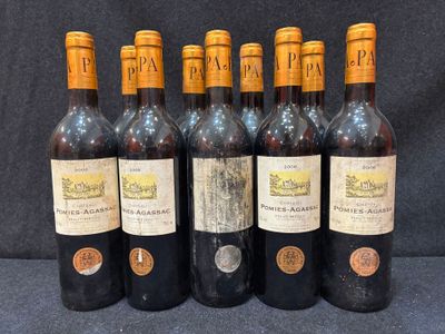 six bouteilles de vin sont alignées dans une rangée