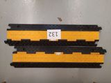 deux plaques métalliques jaunes et noires sur lesquelles est collé un autocollant