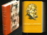 Deux livres sont posés l'un à côté de l'autre sur une surface noire.