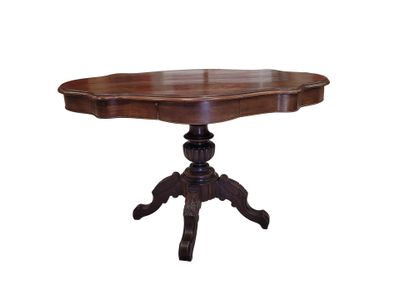 TABLE DE SALON en acajou et placage d'acajou, le plateau à b…