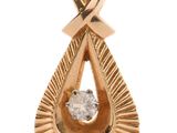 gros plan d'un pendentif en diamant sur fond blanc