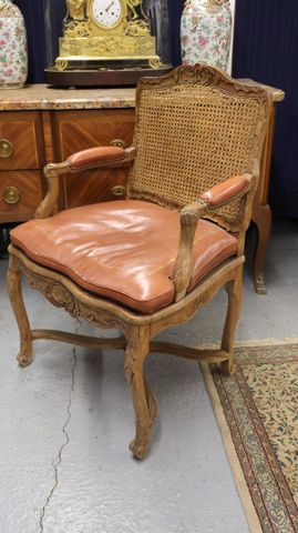 Fauteuil en bois mouluré et sculpté à décor de feuilles d'acanthe...