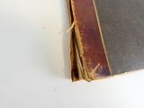 un vieux livre qui a été laissé ouvert sur la table