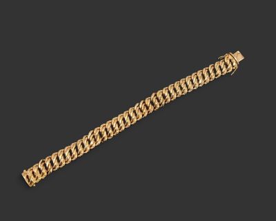 un bracelet en or sur fond noir