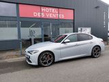 La voiture est garée devant l'Hôtel des Ventes.