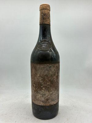 gros plan d'une bouteille de vin sur une surface blanche