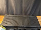 un ordinateur portable posé sur une table en bois