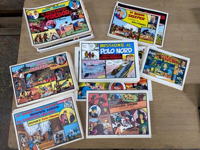 beaucoup de bandes dessinées posées sur une table en bois