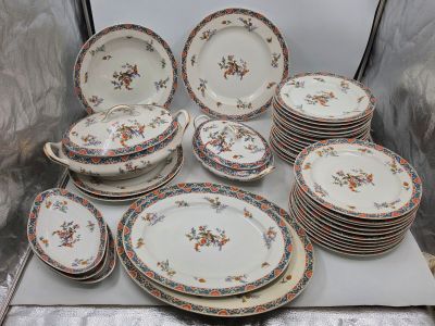 beaucoup d'assiettes et de bols posés sur une table