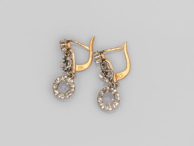 une paire de boucles d'oreilles en or et diamants
