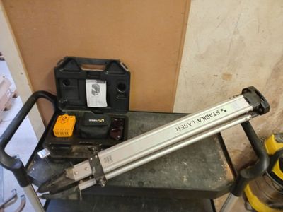 une photo d'une agrafeuse posée sur une table, à côté d'une boîte à outils