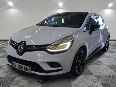 la voiture blanche est garée sur un sol en damier dans le garage