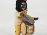figurine représentant un homme avec un tambour et un béret rouge