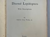 le livre est ouvert sur une page bleue avec un fond blanc