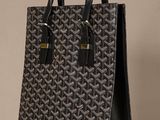 un sac à main marron et noir posé sur une table